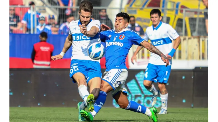 Gary Kagelmacher despeja una pelota ante la presión de Jeisson Vargas en un clásico universitario.