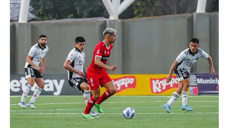 Williams Alarcón conduce el balón en el partido que Unión La Calera le ganó a Colo Colo en el Nicolás Chahuán Nazar.