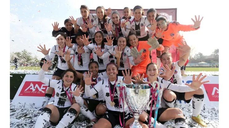 Las albas celebraron su décimo título tras vencer a la U el 2015
