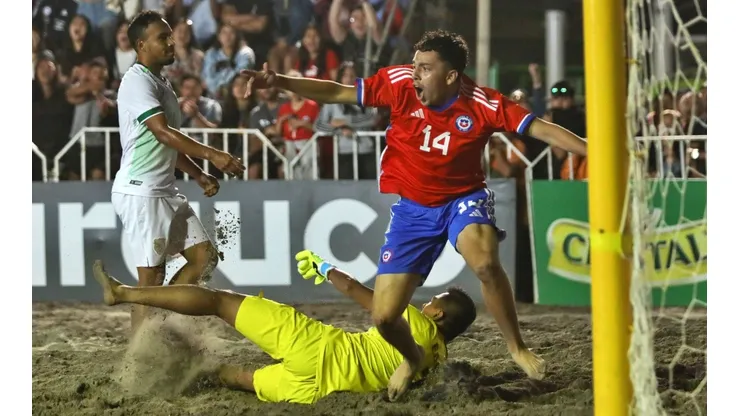 Pese a la zambullida del portero boliviano, Chile celebró un gol más en la noche iquiqueña