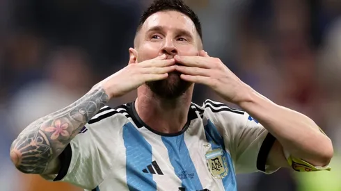 Messi se divierte en la cancha mientras sus detractores lo sufren