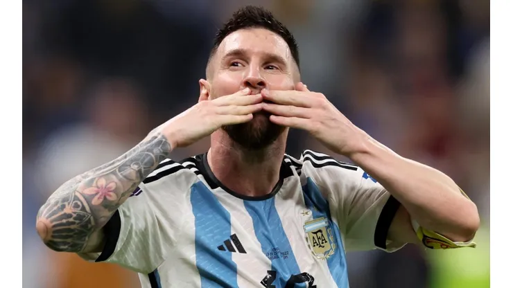 Messi se divierte en la cancha mientras sus detractores lo sufren