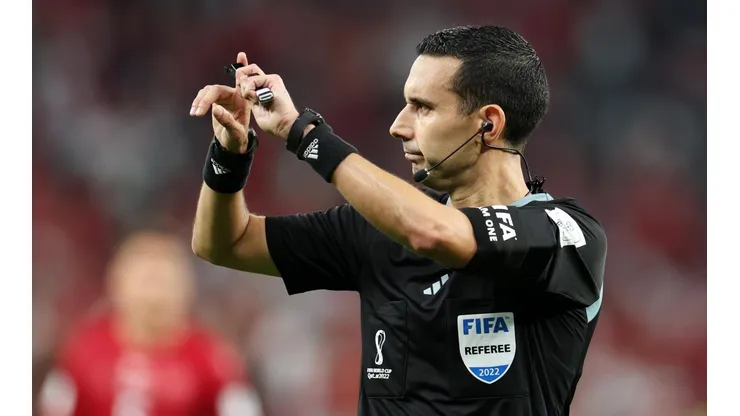 El referee completa su cuarto partido en la actual cita planetaria.