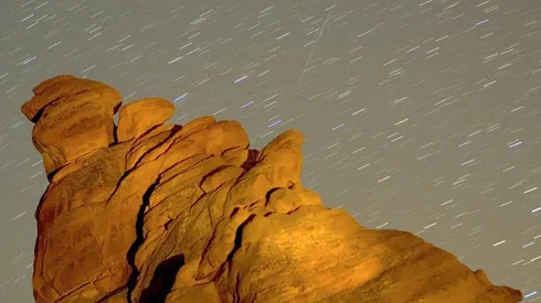 Un meteoro de las Gemínidas el 14 de diciembre de 2007 en el Parque Estatal del Valle del Fuego en Nevada.