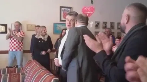 El presidente rodeado de los inmigrantes croatas viendo el partido