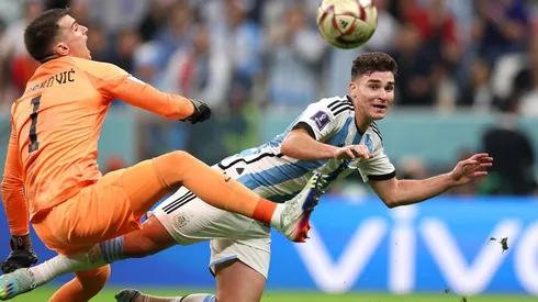 Livakovic y Julián Álvarez en la polémica jugada del penal a Argentina