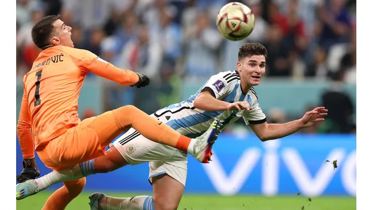 Livakovic y Julián Álvarez en la polémica jugada del penal a Argentina