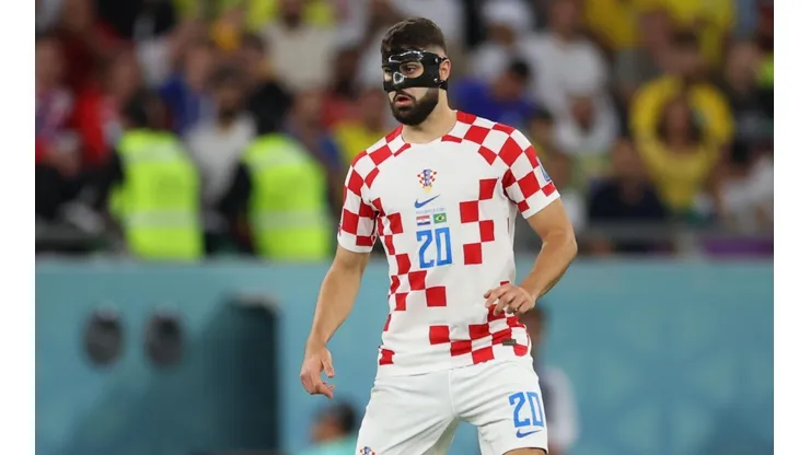 Josko Gvardiol atrae las miradas en Qatar 2022 con una particular máscara.