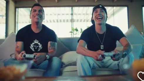 Paredes y Pailita la rompieron en el anuncio de la gira por Chile del popular cantante urbano, quien es reconocido hincha de Colo Colo.