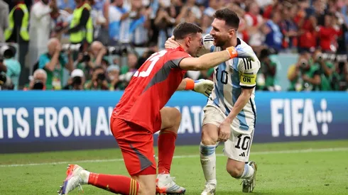 Lionel Messi y Emiliano Martínez se abrazaron así tras vencer a Países Bajos en los penales.