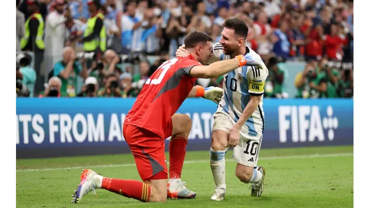 Lionel Messi y Emiliano Martínez se abrazaron así tras vencer a Países Bajos en los penales.