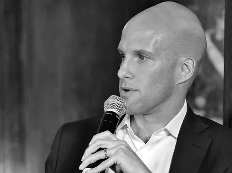 Destacado periodista muere en pleno partido