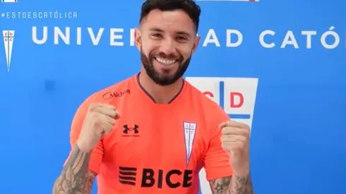 Eugenio Mena se viste con la camiseta de Universidad Católica.