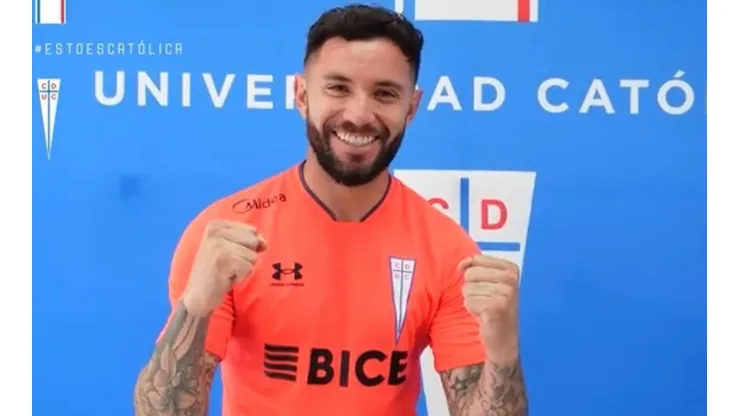 Eugenio Mena se viste con la camiseta de Universidad Católica.