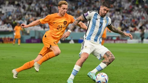 Rodrigo de Paul protege la pelota en el partido que Argentina le ganó a Países Bajos por penales en los cuartos de final de Qatar 2022.