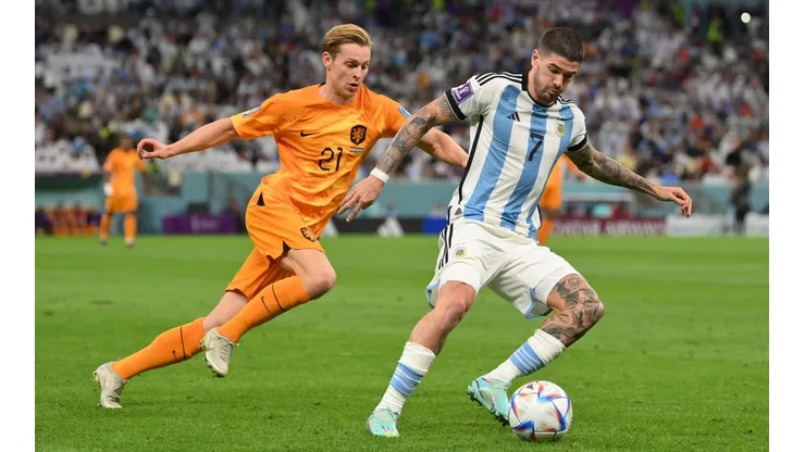 Rodrigo de Paul protege la pelota en el partido que Argentina le ganó a Países Bajos por penales en los cuartos de final de Qatar 2022.