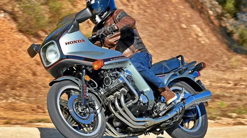 No te bajes de la moto por las altas temperaturas.