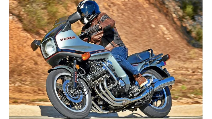 No te bajes de la moto por las altas temperaturas.