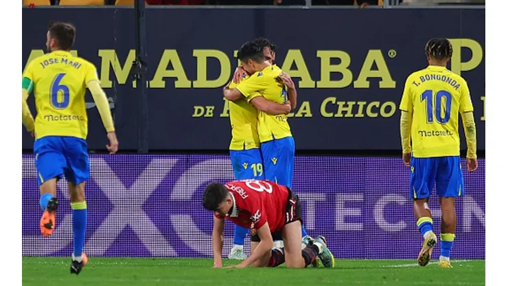 Tomás Alarcón y un golazo al Manchester United con Cádiz.