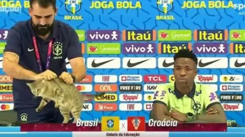 El momento en que el encargado de prensa de Brasil saca al gato de escena.