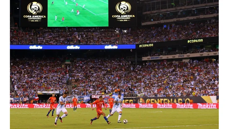 Chile y Argentina jugando la Copa América 2016