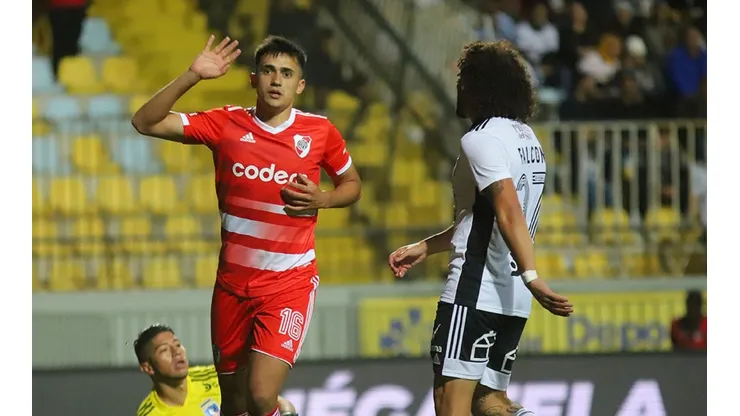 Pablo Solari celebra uno de los dos goles que le anotó a Colo Colo en el triunfo por 4-3 de River Plate en un amistoso en Viña del Mar.
