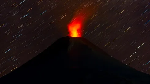 El volcán Villarrica muestra signos de actividad, visto desde Pucón, a unos 800 kilómetros al sur de Santiago.