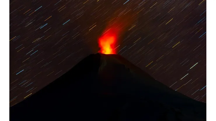 El volcán Villarrica muestra signos de actividad, visto desde Pucón, a unos 800 kilómetros al sur de Santiago.