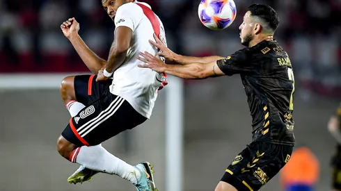 Ramiro González en acción ante el colombiano Miguel Borja en un duelo entre River Plate y Platense.