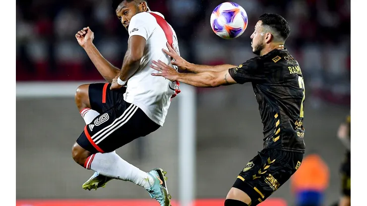 Ramiro González en acción ante el colombiano Miguel Borja en un duelo entre River Plate y Platense.