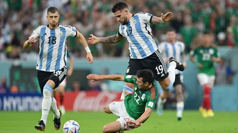 Nicolás Otamendi lucha con Hirving Lozano un balón en el duelo que Argentina le ganó a México por 2-0 con un golazo de Lionel Messi y otro de Enzo Fernández.