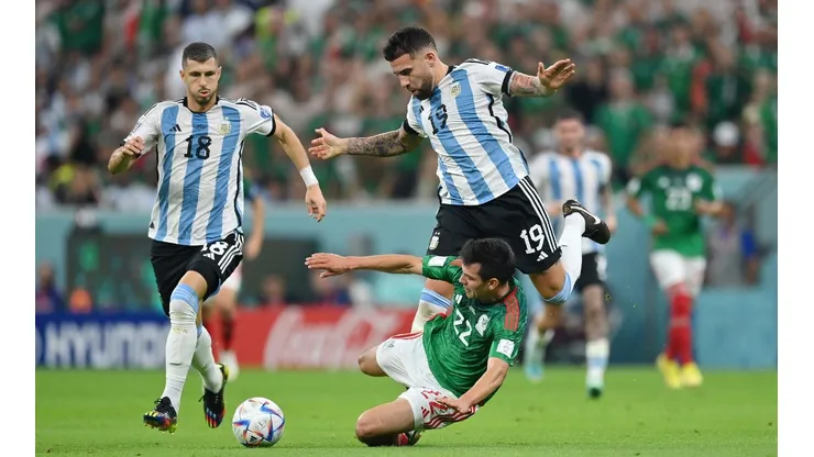 Nicolás Otamendi lucha con Hirving Lozano un balón en el duelo que Argentina le ganó a México por 2-0 con un golazo de Lionel Messi y otro de Enzo Fernández.