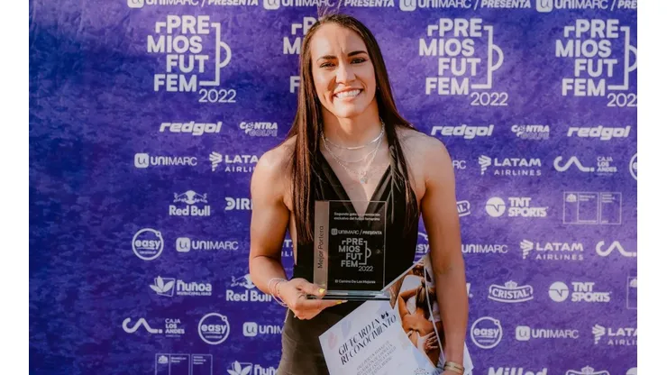 La alegría de Kate Tapia, la mejor arquera en los Premios FutFem