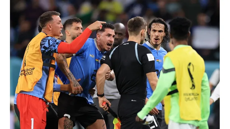 Así reaccionaron los jugadores uruguayos contra el árbitro alemán Daniel Siebert tras quedar eliminados del Mundial de Qatar 2022.
