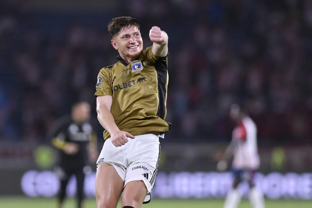 Leonardo Gil festeja la clasificación alba a los cuartos de la Libertadores. (Gabriel Aponte/Getty Images).