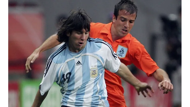 Lionel Messi aguanta la marca de Rafael van der Vaart en un duelo entre Argentina y Países Bajos.