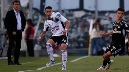 Óscar Opazo en acción ante la mirada de Gustavo Quinteros, el DT de Colo Colo.