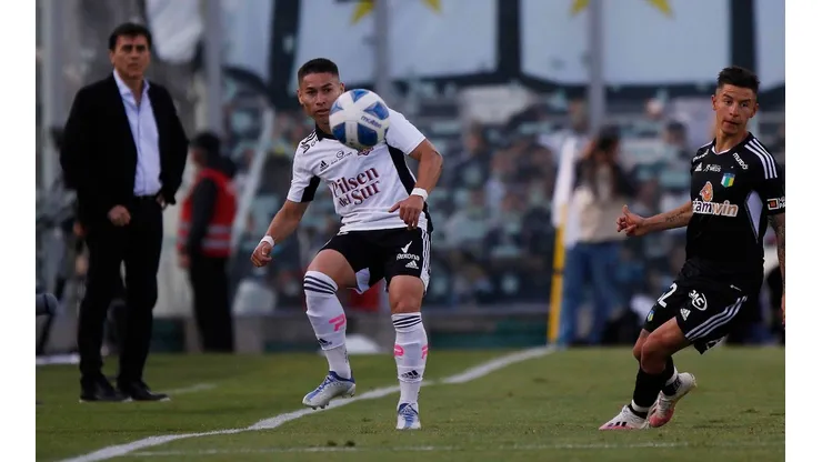 Óscar Opazo en acción ante la mirada de Gustavo Quinteros, el DT de Colo Colo.