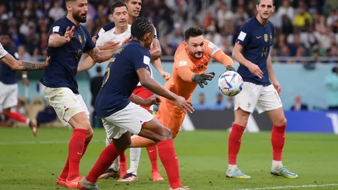 Hugo Lloris tuvo una intervención espectacular en el duelo que Francia le gana por 1-0 a Polonia en los octavos de final de Qatar 2022.