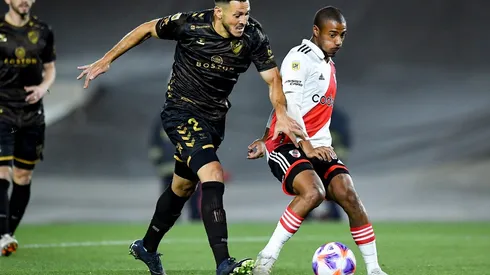 Ramiro González con la camiseta de Platense en acción ante el uruguayo Nicolás de la Cruz de River Plate.