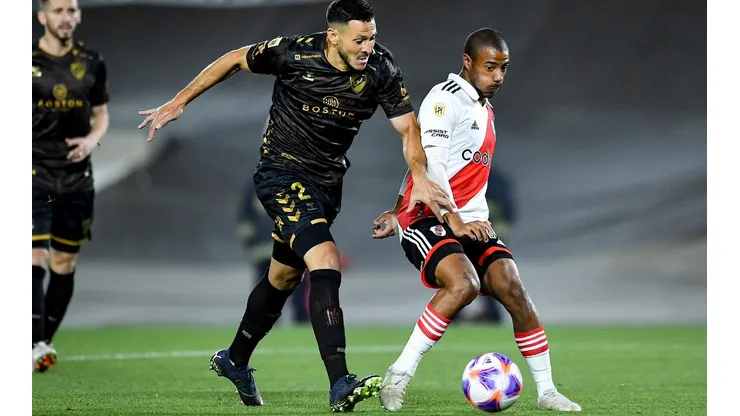 Ramiro González con la camiseta de Platense en acción ante el uruguayo Nicolás de la Cruz de River Plate.