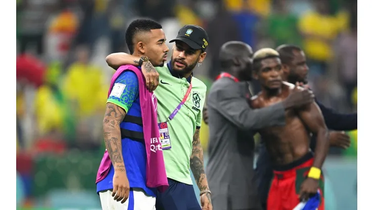Neymar acompaña a Gabriel Jesús, quien en el duelo ante Camerún sufrió una lesión en la rodilla que lo sacó del Mundial de Qatar 2022.