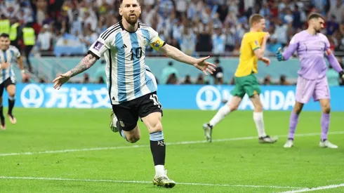 Lionel Messi tiene encontrón con australiano y contesta con un golazo.