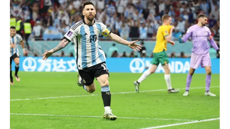 Lionel Messi tiene encontrón con australiano y contesta con un golazo.