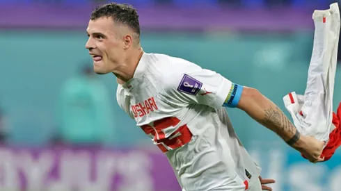 Xhaka festejó con una especial camiseta el triunfo de Suiza.