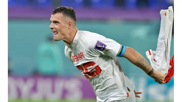Xhaka festejó con una especial camiseta el triunfo de Suiza.