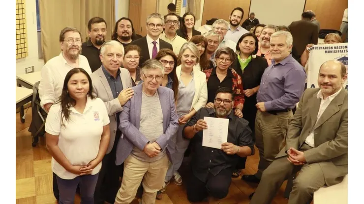 Acuerdo entre el Gobierno y gremios para el reajuste del sector público.