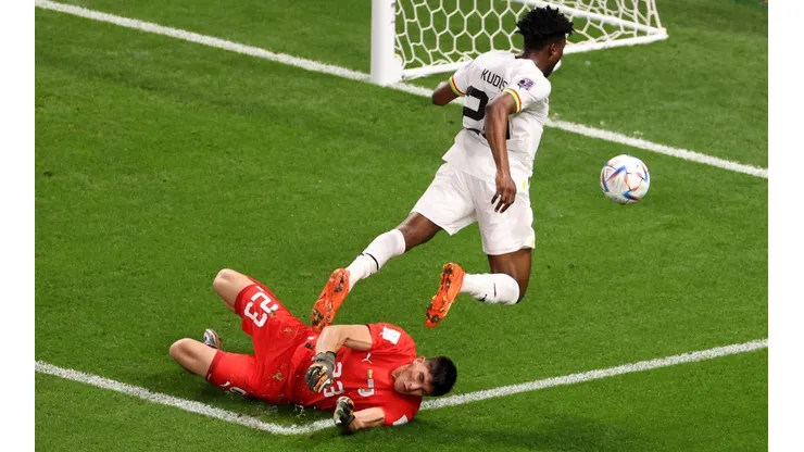 Polémico penal para Ghana y Rochet lo ataja para salvar a Uruguay.
