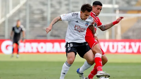 Andrés Vilches pelea un balón ante Pablo Mouche en un duelo entre Colo Colo y Unión La Calera.