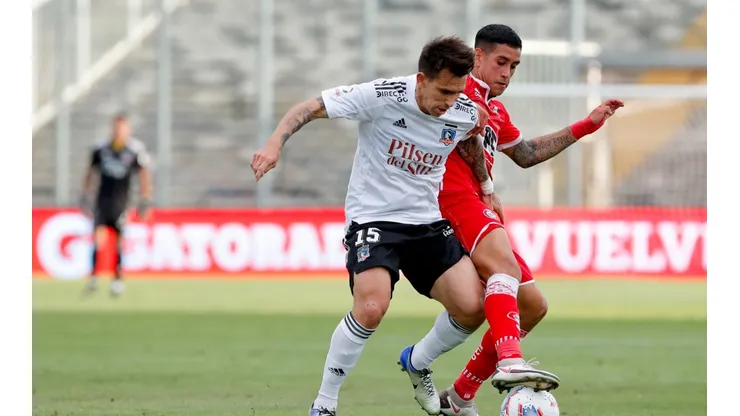 Andrés Vilches pelea un balón ante Pablo Mouche en un duelo entre Colo Colo y Unión La Calera.
